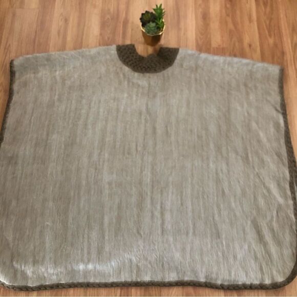 Shupaca Alpaca Two Button Cape Poncho Taupe One Size Beautiful! - Picture 8 of 9